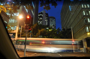 车内视角的城市夜景车流