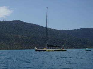 海上帆船停泊于青山前