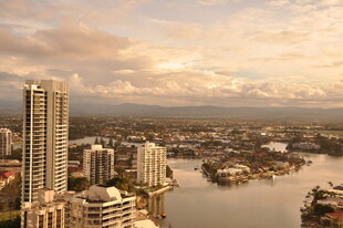 城市河畔天际线美景