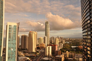 城市天际线与绚丽云霞