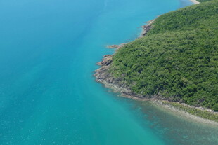 碧海绿岸的美丽海岸线