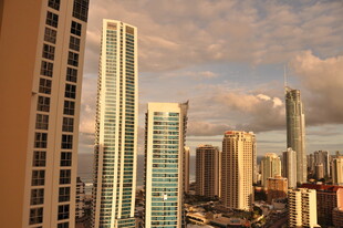 城市天际线 高楼映晚霞