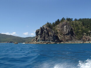 海上远眺嶙峋岩石景观