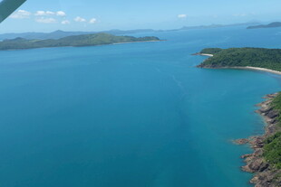 俯瞰蓝色海湾与岛屿
