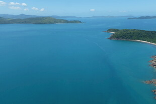 碧海蓝天中的美丽海岛