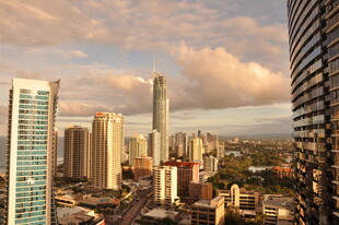 城市天际线与多彩云霞