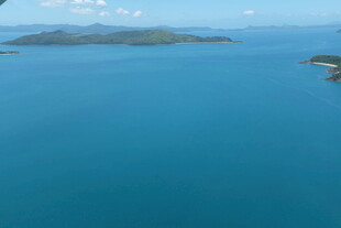 碧海蓝天中的海岛风光