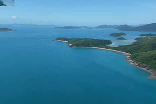 美丽海岛蓝色海域风光
