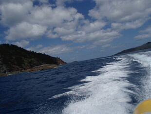 海上行舟 激起白色浪花