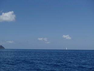 蔚蓝大海与远处白帆