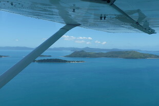 飞机视角下的碧海小岛