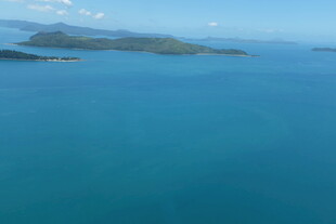 碧海蓝天中的海岛风光