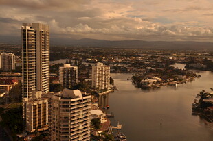 城市河畔高楼壮丽景观