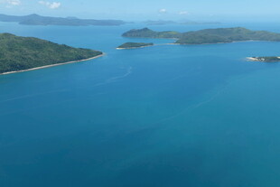 俯瞰美丽碧蓝海岛风光