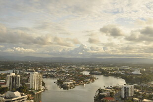 城市河畔全景风光