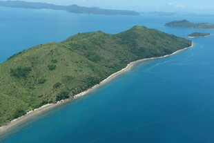 海岛风光 碧海环绕的绿色岛屿