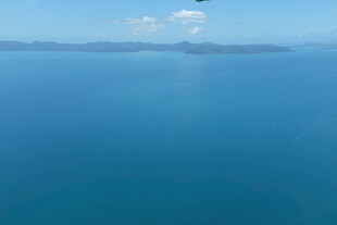 广阔蔚蓝大海与远处岛屿