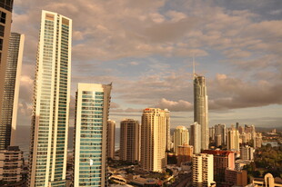 城市天际线 高楼映晚霞