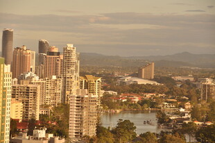 城市天际线与河畔景观
