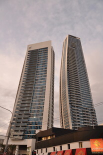 城市中的双子摩天大楼