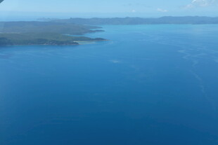 广阔蓝色水域鸟瞰图