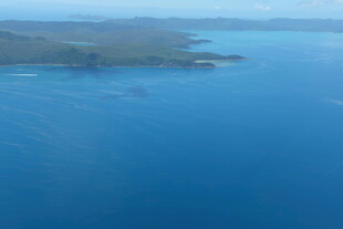 俯瞰蓝色广阔海域景观