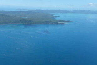 俯瞰碧蓝大海与岛屿