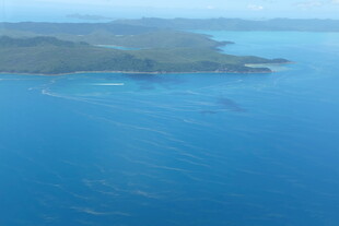 俯瞰蓝色海洋与岸边景色