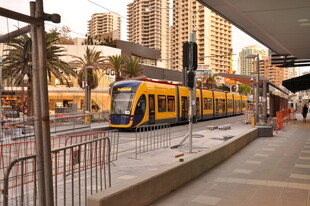 城市街道上的黄色有轨电车