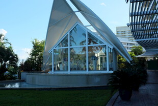 现代玻璃三角造型建筑