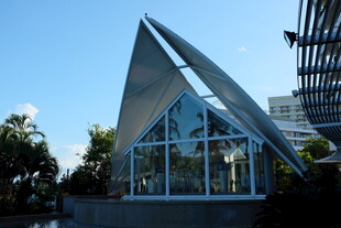 现代三角形玻璃建筑外观