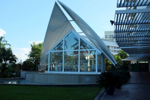 现代三角形玻璃建筑外观