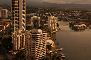 城市河畔高楼景观