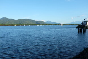 宁静湖畔的码头与远山