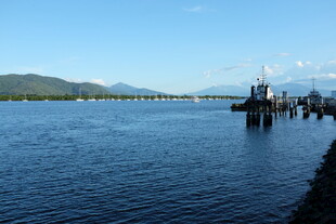 宁静河畔码头风景