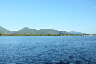 宁静湖水与远处山峦