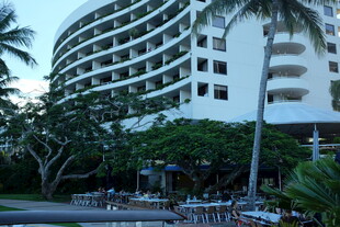 海滨白色多层度假酒店