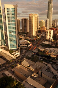 城市高楼与街道景观