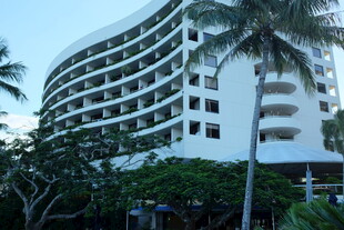 海滨白色多层度假酒店