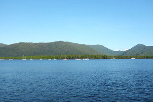 宁静湖畔青山美景
