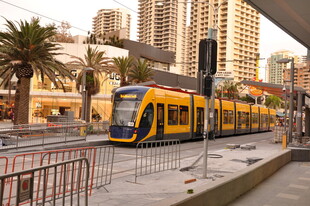 城市街道上的黄色有轨电车