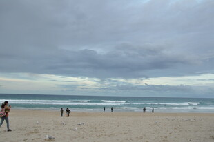 海边漫步 享受悠闲时光