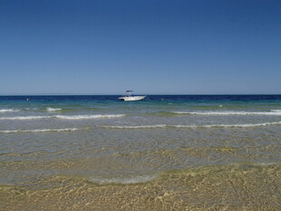海边风光 远处小船摇曳