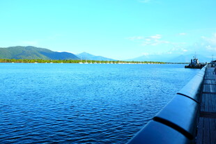 蓝色宽阔水域旁的美丽景致