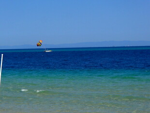 碧海蓝天中的海上景象
