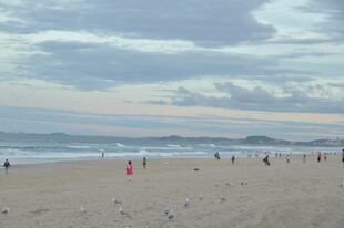 海滩上的悠闲人群与海景