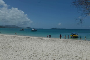 美丽海滩上的悠闲景象