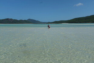 漫步于清澈浅滩的旅人