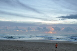 海滩黄昏下的孤独身影