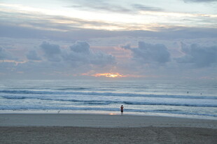 海边日落一人漫步美景